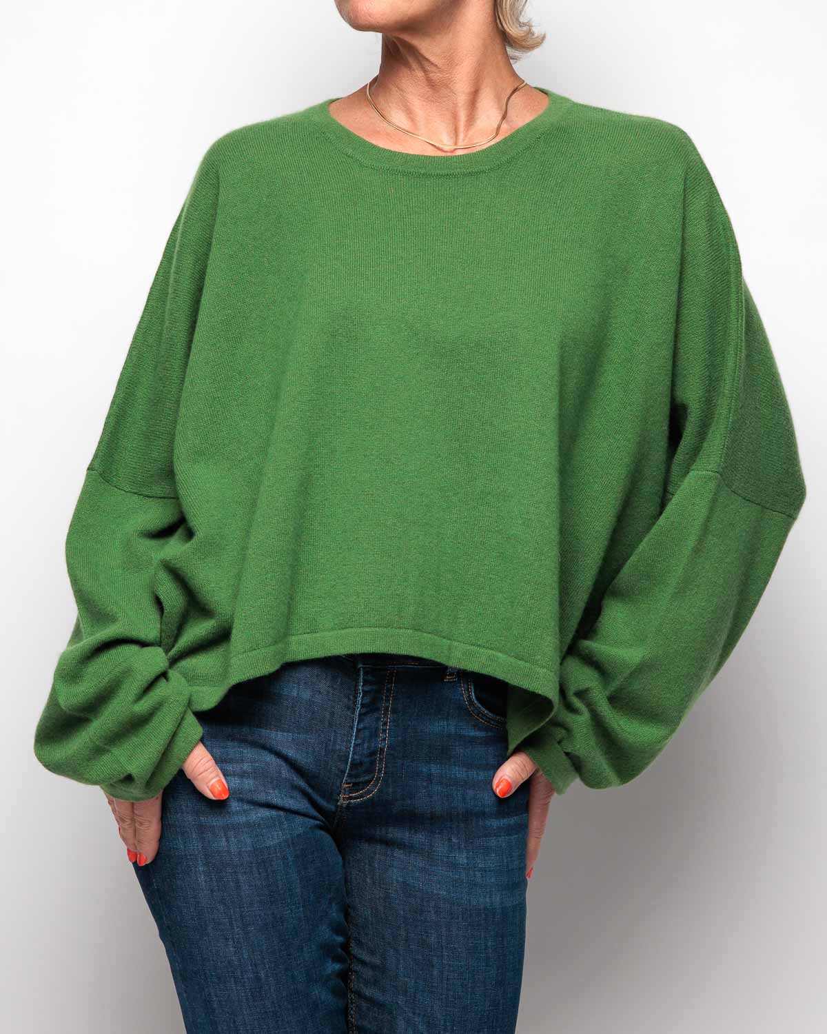 Caroline Cashmere Cropped Crew Sweater in Pea Green