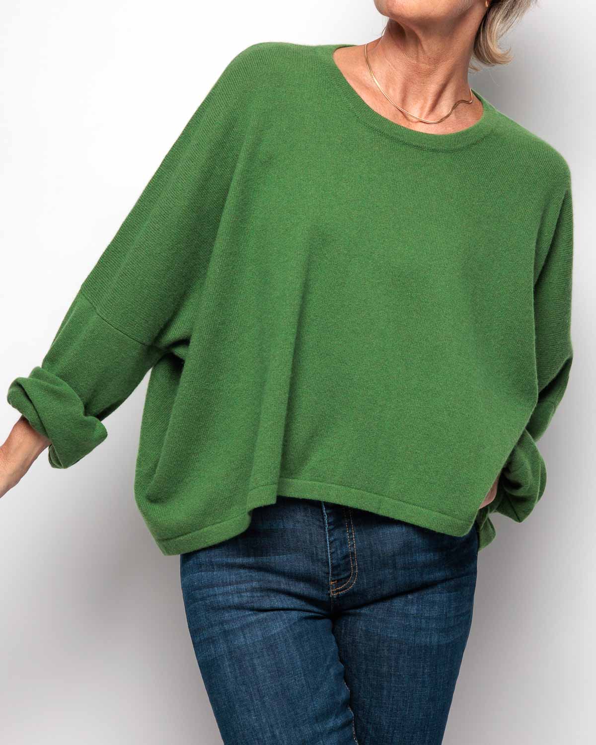 Caroline Cashmere Cropped Crew Sweater in Pea Green